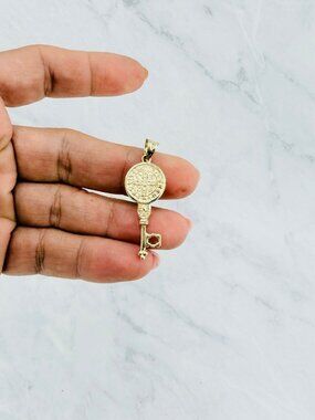 10K Gold St. Benedict Key Pendant / Dije llave San Benito